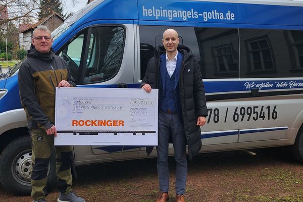 Jan Meister bei der Spendenscheckübergabe an den Helping Angls Gotha e.V.