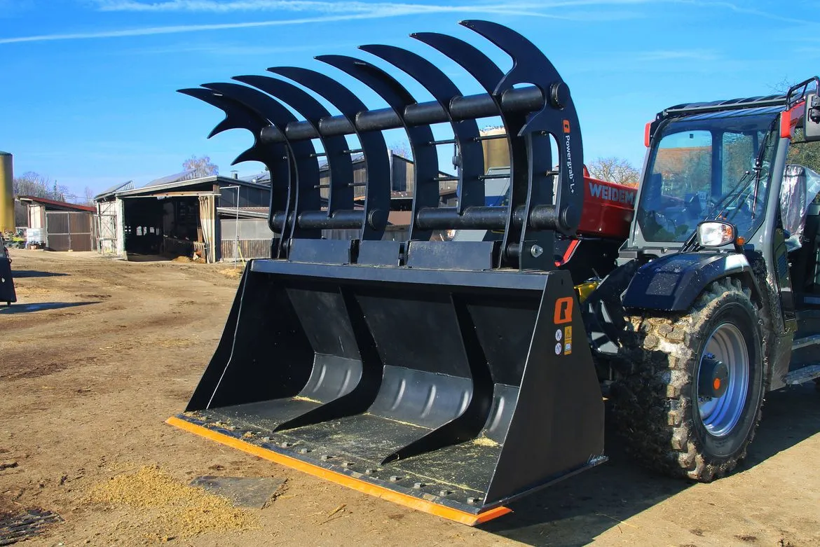 Quicke_Powergrab_L_Weidemann-T7042_Germany_Cow-Stable_2023_Photoshopped_b6acb64196